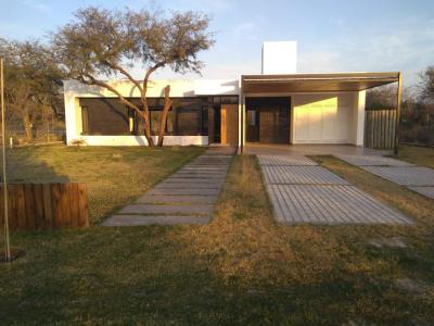 Casas Venta Santiago Del Estero SUMA  INMOBILIARIA VENDE CASA A ESTRENAR SOBRE CALLE "LAS MORAS" - MACO